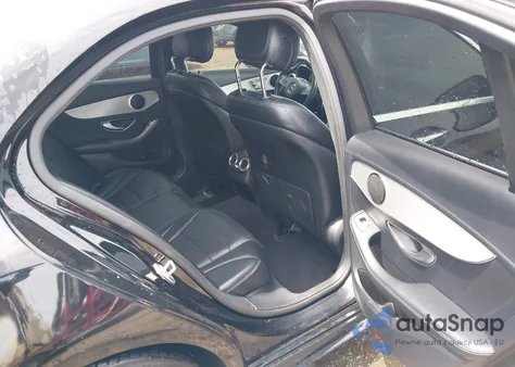 2017 Mercedes-Benz C 300 4Matic/Luxury 4Matic/Sport 4Matic z USA, uszkodzony, nr VIN 55SWF4KB2HU223960